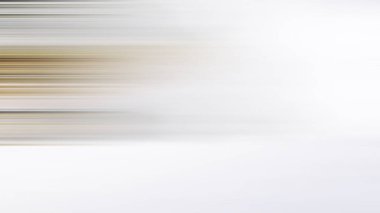 Karla kaplı bir yamaçta kar kayağı süren biri.