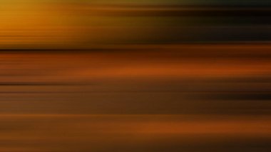 Kaykay süren birinin bulanık bir fotoğrafı.