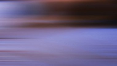 Sörf tahtası süren birinin bulanık fotoğrafı.