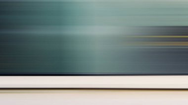 Geçen bir trenin bulanık bir resmi.