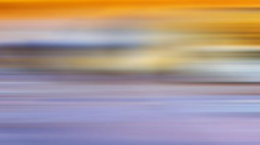 Dalgada sörf yapan bir sörfçünün bulanık görüntüsü.