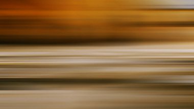 Dalgada sörf yapan bir sörfçünün bulanık fotoğrafı.