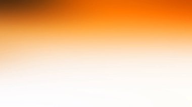 Takım elbiseli ve kravatlı bir adam mikrofonun önünde duruyor.