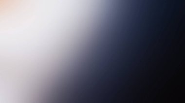 Elinde mikrofon tutan takım elbiseli ve kravatlı bir adam.