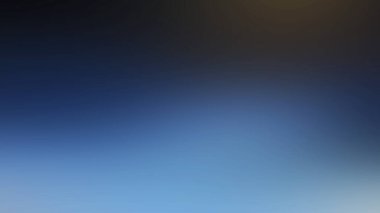 Çimlerin üzerinde uçan bir uçak.