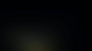 Karanlıkta elinde kamera tutan biri.