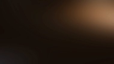 Elinde mikrofon tutan takım elbiseli ve kravatlı bir adam.