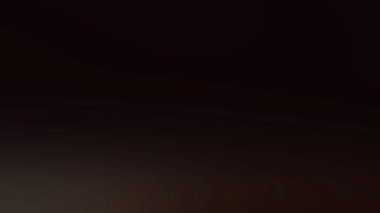 Takım elbiseli ve kravatlı bir adam mikrofonun önünde duruyor.