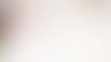 Takım elbiseli ve kravatlı bir adam elinde kamera tutuyor.