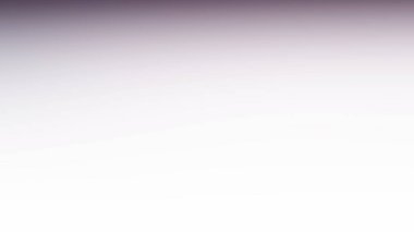 Rampada kaykay süren bir adam.