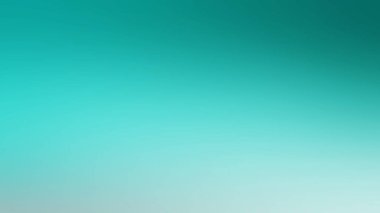 Sahilde elinde sörf tahtası olan bir adam.