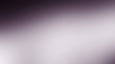 Elinde mikrofon tutan takım elbiseli ve kravatlı bir adam.