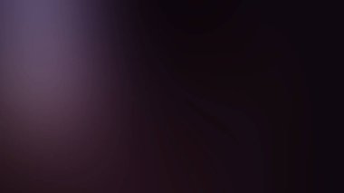 Takım elbiseli ve kravatlı bir adam mikrofonun önünde duruyor.