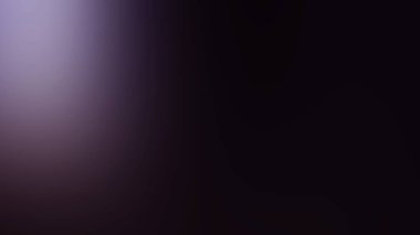 Takım elbiseli ve kravatlı bir adam mikrofonun önünde duruyor.