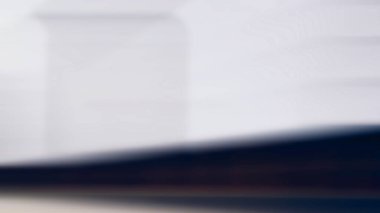 Ofis binasının bulanık arka planı, bilgisayarlı ofis masası