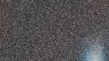 Beyaz arka planda gümüş simli konfeti.