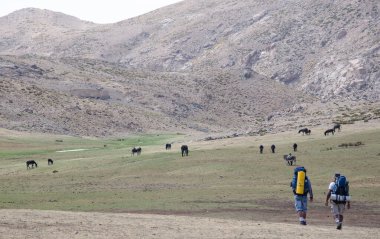 Vahşi doğada yürüyüşe çıkın, yüksek atlas dağları Fas, güzel bir yer ve büyülü doğa. 