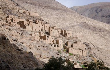 Eski bir köy, Fas dağlarında, güzel doğa, nehirler arasında, doğal yollarla inşa edilmiş yüce bir mimari..
