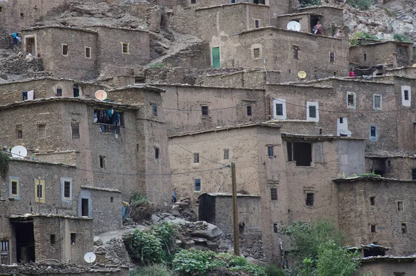 Eski bir köy, Fas dağlarında, güzel doğa, nehirler arasında, doğal yollarla inşa edilmiş yüce bir mimari..