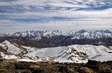 Yüksek atlas dağlarında kış, donmuş doğa, buz ve kar, soğuk manzara, güzellik deresi. Derin dağlar Fas.