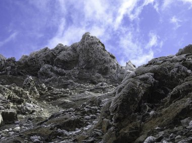 Yüksek atlas dağlarında kış, donmuş doğa, buz ve kar, soğuk manzara, güzellik deresi. Derin dağlar Fas.