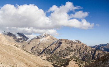 Bir dağ, nehirler, vadiler, tarlalar, yüksek Atlas Dağları 'ndan güzel bir manzara Fas.