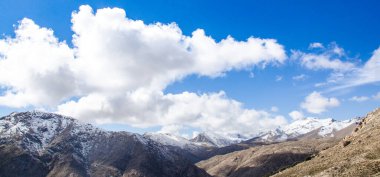 Yüksek atlas dağlarında kış, donmuş doğa, buz ve kar, soğuk manzara, güzellik deresi. Derin dağlar Fas.