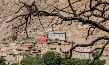 Yüksek Atlas 'ın köyleri ve kaleleri doğayla karışmıştır. Dağlar, tarlalar, insan ve doğa arasında mükemmel bir uyum, ekolojik araçlar, ve tarihteki derin bir deneyime dayanan sıradışı bir Berber mimarisi..