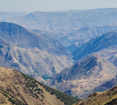 Bir dağ, nehirler, vadiler, tarlalar, yüksek Atlas Dağları 'ndan güzel bir manzara Fas.