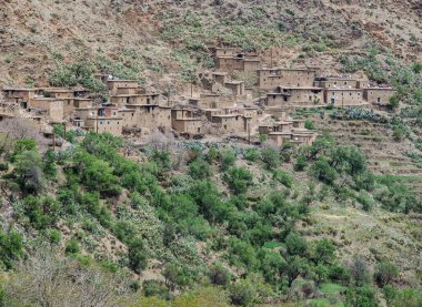 Yüksek Atlas 'ın köyleri ve kaleleri doğayla karışmıştır. Dağlar, tarlalar, insan ve doğa arasında mükemmel bir uyum, ekolojik araçlar, ve tarihteki derin bir deneyime dayanan sıradışı bir Berber mimarisi..