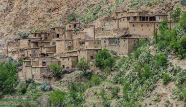Yüksek Atlas 'ın köyleri ve kaleleri doğayla karışmıştır. Dağlar, tarlalar, insan ve doğa arasında mükemmel bir uyum, ekolojik araçlar, ve tarihteki derin bir deneyime dayanan sıradışı bir Berber mimarisi..