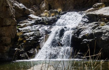 Dağlarda şelale, yüksek atlas Fas