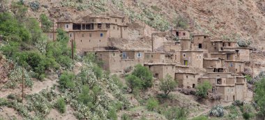 Köyler, kaleler, hepsi tek bir elementte, taşlar, toprak ve ahşap arasında mükemmel bir uyum, ekolojik araçlar, ve insanlık tarihindeki derin bir deneyime dayanan sıradışı bir Berber mimarisi. Yüksek Atlas Fas