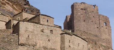 Köyler, kaleler, hepsi tek bir elementte, taşlar, toprak ve ahşap arasında mükemmel bir uyum, ekolojik araçlar, ve insanlık tarihindeki derin bir deneyime dayanan sıradışı bir Berber mimarisi. Yüksek Atlas Fas