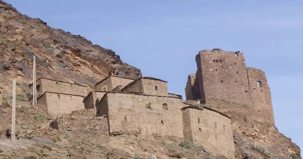 Köyler, kaleler, hepsi tek bir elementte, taşlar, toprak ve ahşap arasında mükemmel bir uyum, ekolojik araçlar, ve insanlık tarihindeki derin bir deneyime dayanan sıradışı bir Berber mimarisi. Yüksek Atlas Fas