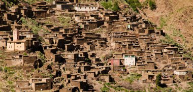 Köyler, kaleler, hepsi tek bir elementte, taşlar, toprak ve ahşap arasında mükemmel bir uyum, ekolojik araçlar, ve insanlık tarihindeki derin bir deneyime dayanan sıradışı bir Berber mimarisi. Yüksek Atlas Fas
