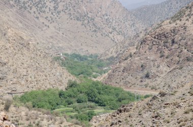 Köyler, kaleler, hepsi tek bir elementte, taşlar, toprak ve ahşap arasında mükemmel bir uyum, ekolojik araçlar, ve insanlık tarihindeki derin bir deneyime dayanan sıradışı bir Berber mimarisi. Yüksek Atlas Fas