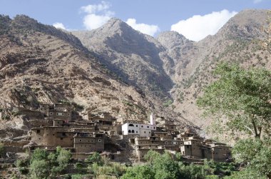 Köyler, taşlar arasında mükemmel bir uyum, ekolojik araçlar, ve insanlık tarihindeki derin bir deneyime dayanan sıradışı bir Berber mimarisi. Yüksek Atlas Fas