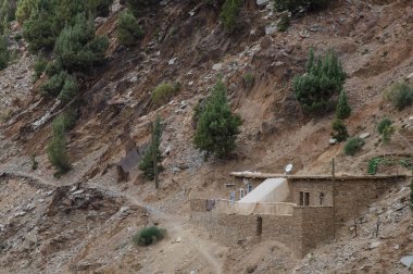 Köyler, kaleler, hepsi tek bir elementte, taşlar, toprak ve ahşap arasında mükemmel bir uyum, ekolojik araçlar, ve insanlık tarihindeki derin bir deneyime dayanan sıradışı bir Berber mimarisi. Yüksek Atlas Fas