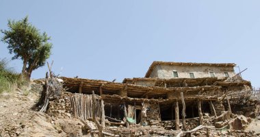 Köyler, kaleler, hepsi tek bir elementte, taşlar, toprak ve ahşap arasında mükemmel bir uyum, ekolojik araçlar, ve insanlık tarihindeki derin bir deneyime dayanan sıradışı bir Berber mimarisi. Yüksek Atlas Fas