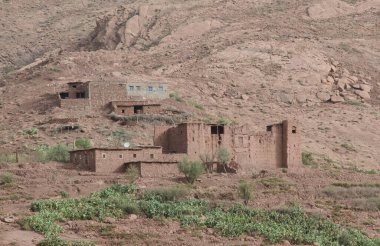 Köyler, kaleler, hepsi tek bir elementte, taşlar, toprak ve ahşap arasında mükemmel bir uyum, ekolojik araçlar, ve insanlık tarihindeki derin bir deneyime dayanan sıradışı bir Berber mimarisi. Yüksek Atlas Fas