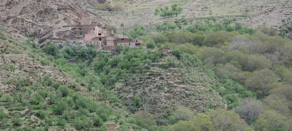 Köyler, kaleler, hepsi tek bir elementte, taşlar, toprak ve ahşap arasında mükemmel bir uyum, ekolojik araçlar, ve insanlık tarihindeki derin bir deneyime dayanan sıradışı bir Berber mimarisi. Yüksek Atlas Fas