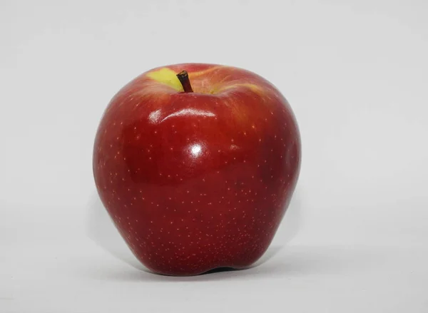 Beyaz arka planda taze kırmızı elma