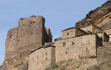 Eski bir köy, ve tepelerde bir kale, Fas dağlarında, güzel doğa, büyük vadiler, nehirler arasında, tarihi kalıntılar, doğal yollarla inşa edilmiş yüce mimari, taş ve kum..