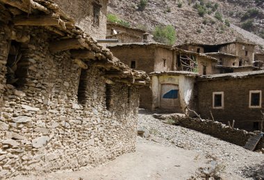 Eski bir köy, ve tepelerde bir kale, Fas dağlarında, güzel doğa, büyük vadiler, nehirler arasında, tarihi kalıntılar, doğal yollarla inşa edilmiş yüce mimari, taş ve kum..