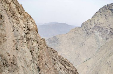 Güzel dağ zirveleri, büyük mavi gökyüzü, yüksek atlas dağları, Fas