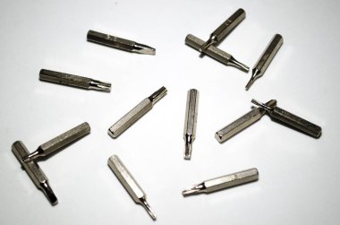 Tornavida kafası vidaları döndürmek için kullanılan tornavidanın çıkarılabilir ucudur. Farklı vida türleri ve boyutları, bakım ve montaj görevlerini kolaylaştırmak için çeşitli şekillerde, boyutlarda ve malzemelerle gelir.