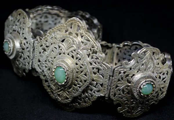  Kulak memesine ya da kulak kıkırdağına takılan dekoratif bir mücevher parçası, çiviler, çemberler ve salınımlar da dahil olmak üzere çeşitli şekillerde gelir ve bir moda ifadesi ya da kişisel ifadenin sembolü olabilir.