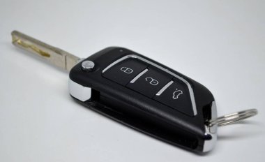 Araba anahtarları, kilidi açmak ve arabayı çalıştırmak için kullanılır. Bir arabanın kapılarını uzaktan kilitleyip açmak için düğmeler de dahil..
