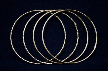 Değerli taşlı mücevher broşu, inci kolye, antika kolye, siyah arka planda izole edilmiş elmas yüzük ve küpeler. 